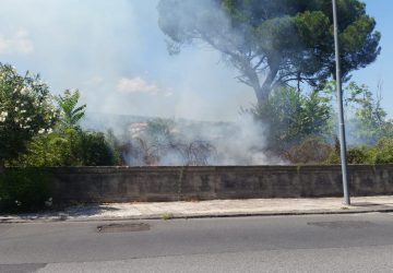 Giarre, a fuoco sterpaglie e rifiuti lungo il torrente Macchia nel rione Satellite e in via Romagna
