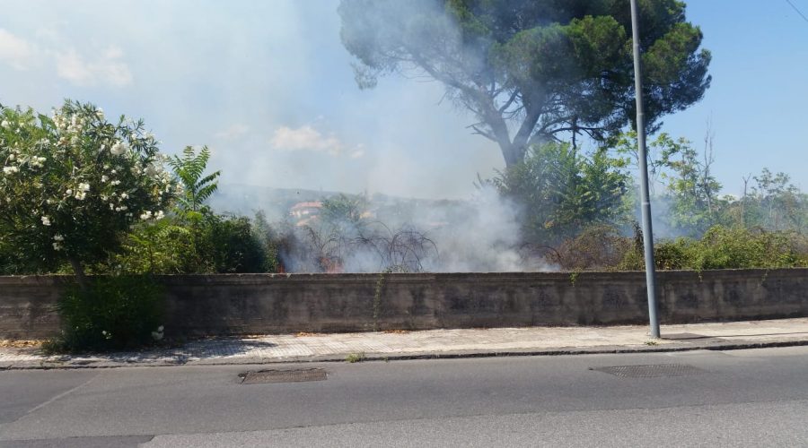 Giarre, a fuoco sterpaglie e rifiuti lungo il torrente Macchia nel rione Satellite e in via Romagna