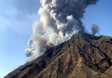 Stromboli, forti esplosioni dal Vulcano: c&rsquo;&egrave; una vittima. Turisti in fuga VIDEO