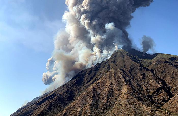 Stromboli, forti esplosioni dal Vulcano: c’è una vittima. Turisti in fuga VIDEO