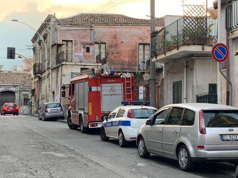 Giarre, crolla copertura di un casotto. Intervento dei Vvf