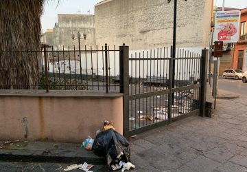 Giarre, ex macello di piazza Ungheria: pattumiera in pieno centro