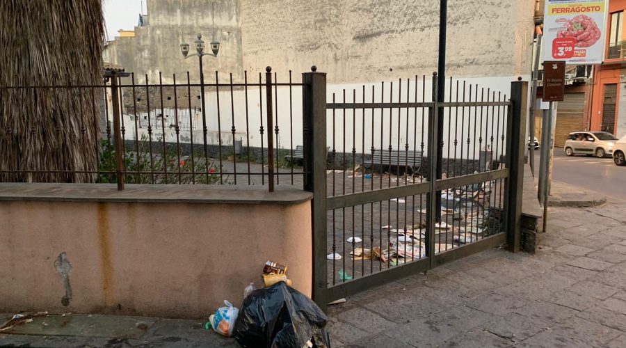 Giarre, ex macello di piazza Ungheria: pattumiera in pieno centro