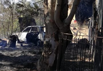 Caltagirone,  vasto incendio impegna a lungo i Vigili del fuoco. Diverse abitazioni evacuate