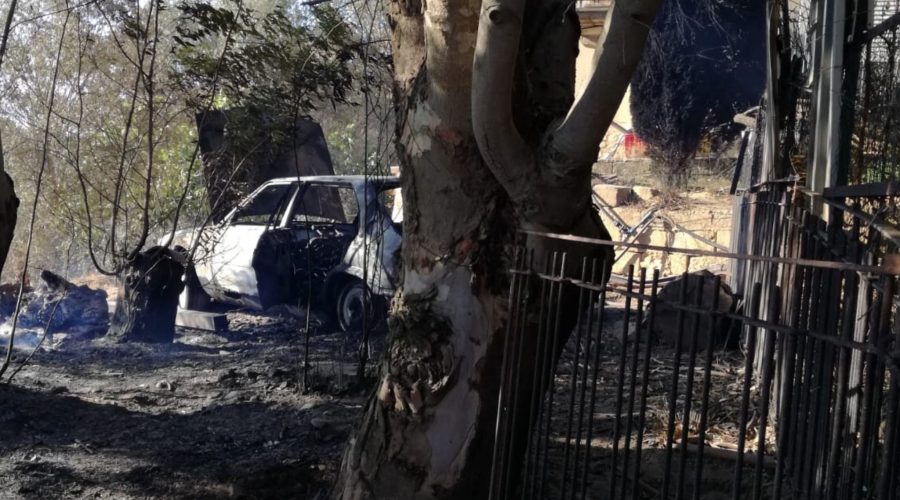 Caltagirone,  vasto incendio impegna a lungo i Vigili del fuoco. Diverse abitazioni evacuate