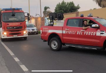 Acireale, crolla il tetto di un capannone dismesso. Intervento dei Vigili del fuoco