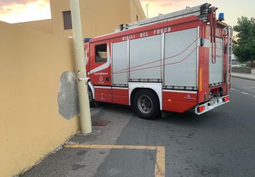 Principio di incendio in un'abitazione di via Spiaggia a Mascali. Intervento dei Vvf
