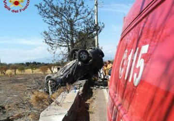 Catania, grave incidente stradale autonomo in via Ippocampo mare. Sei minori salvati dai Vigili del fuoco