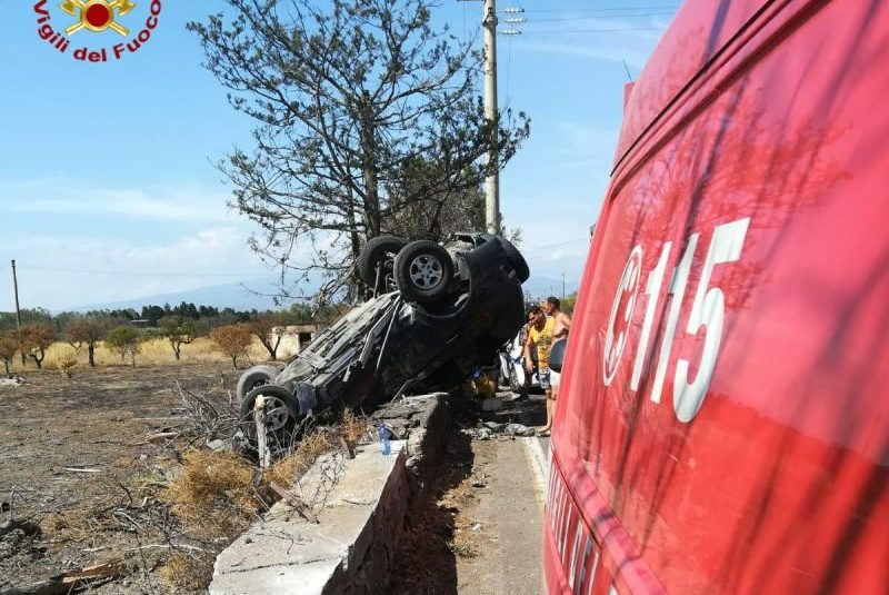 Catania, grave incidente stradale autonomo in via Ippocampo mare. Sei minori salvati dai Vigili del fuoco