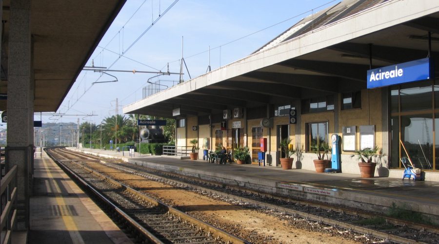 Acireale, clandestino senza biglietto minaccia il capotreno: denunciato ed espulso dal territorio nazionale