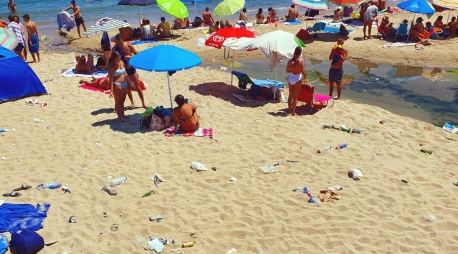 Giardini Naxos, spiaggia sporca, Ferragosto