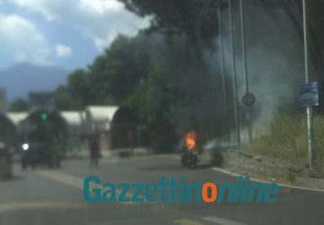 Giarre, moto prende fuoco prima di superare la barriera dell'A18