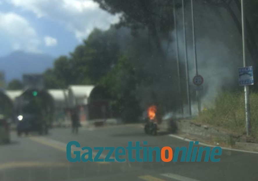 Giarre, moto prende fuoco prima di superare la barriera dell’A18