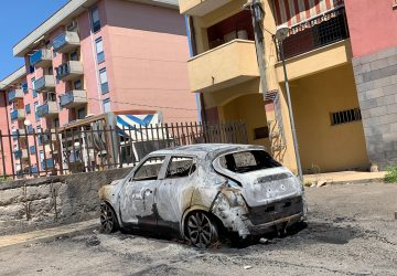 Giarre, incendio auto nel quartiere Jungo