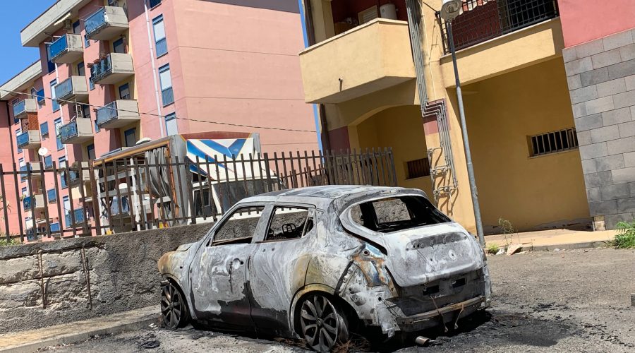 Giarre, incendio auto nel quartiere Jungo