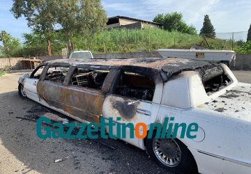 Mascali, a fuoco una Limousine sulla via Giarre-Nunziata