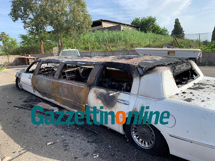 Mascali, a fuoco una Limousine sulla via Giarre-Nunziata