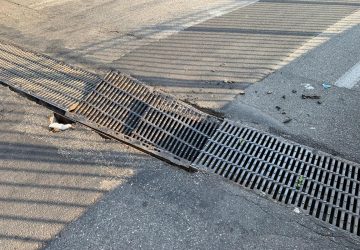 Giarre, batteria caditoie divelta in diversi punti: pericolo per gli automobilisti