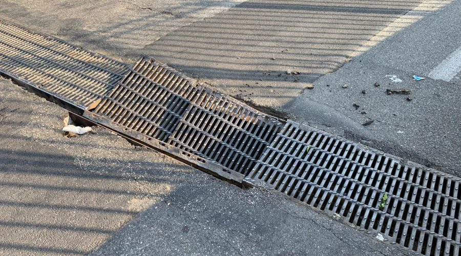 Giarre, batteria caditoie divelta in diversi punti: pericolo per gli automobilisti