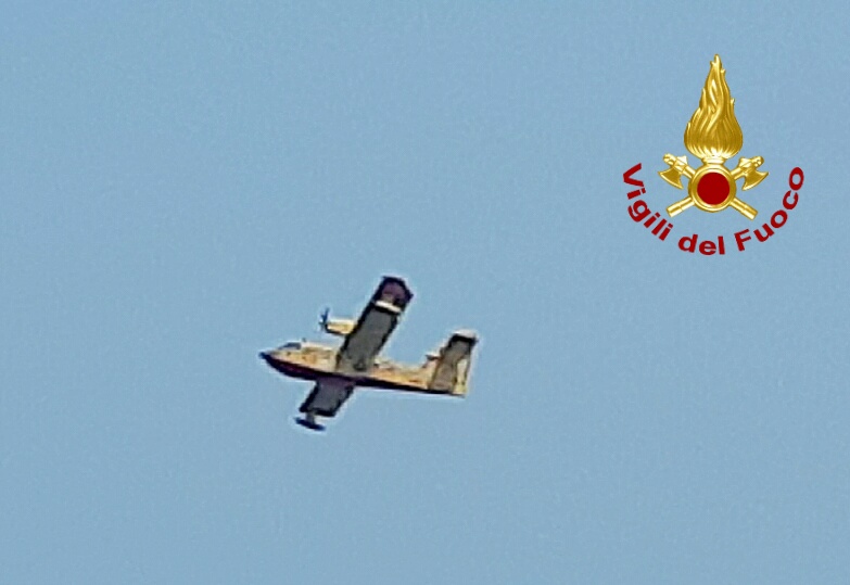 Vasto incendio ai piedi dell’Etna: canadair impegnati su due fronti