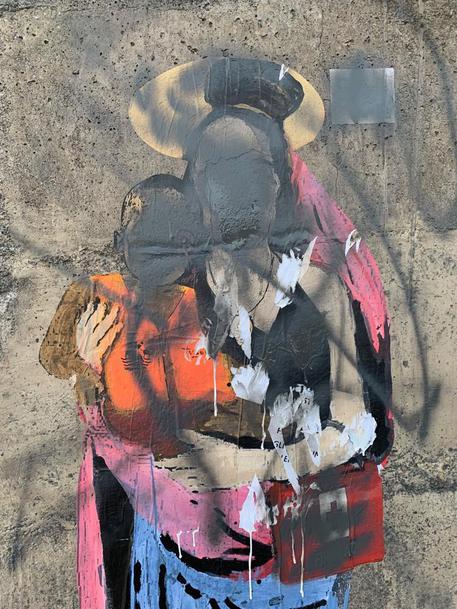 Taormina, avvocato leghista di Taormina imbratta il graffito di Carola Rackete