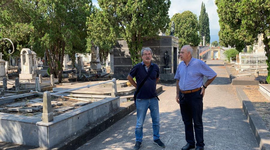 Giarre, al via la pulizia del cimitero. Intervento tardivo dopo le vibrate proteste dei cittadini VIDEO