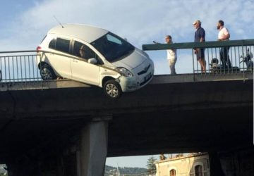 Catania, auto sfonda ringhiera a Ognina e resta in bilico. Intervento dei vigili del fuoco