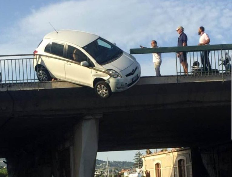 Catania, auto sfonda ringhiera a Ognina e resta in bilico. Intervento dei vigili del fuoco
