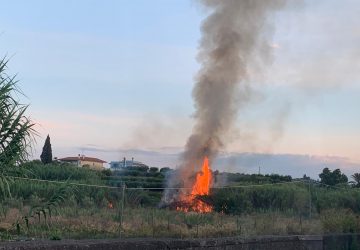 Calatabiano, a fuoco sterpaglie e frasche in un terreno che si affaccia sulla Statale 114