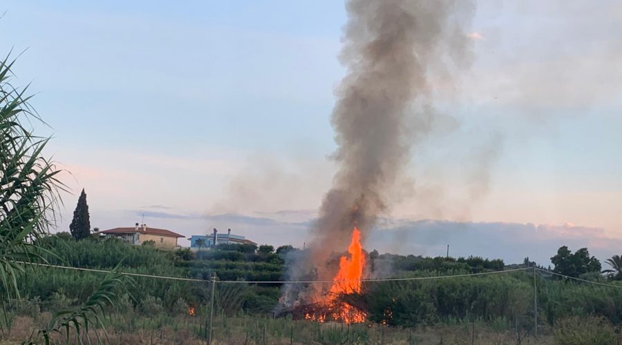 Calatabiano, a fuoco sterpaglie e frasche in un terreno che si affaccia sulla Statale 114