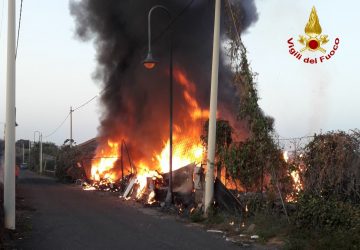 Acireale, vasto incendio in via della Rinascita VIDEO