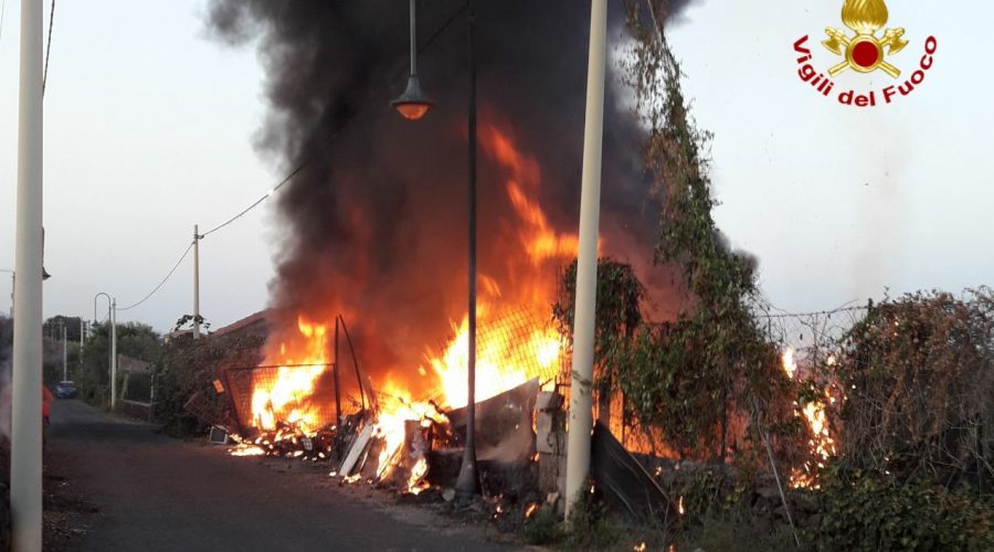 Acireale, vasto incendio in via della Rinascita VIDEO