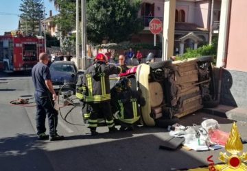 Belpasso, drammatico incidente stradale. Vigili del fuoco liberano conducente incastrato nell&rsquo;abitacolo