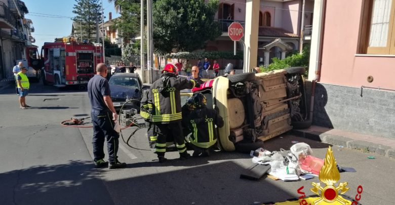 Belpasso, drammatico incidente stradale. Vigili del fuoco liberano conducente incastrato nell’abitacolo