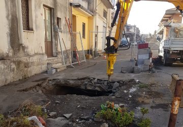 Giarre, via Ariosto: da oggi cantieri per il ripristino della voragine VIDEO