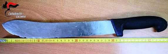Fiumefreddo, minaccia la figlia con un machete. Arrestato