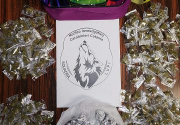 Catania, tenta di disfarsi della droga lanciandola dal balcone: arrestato