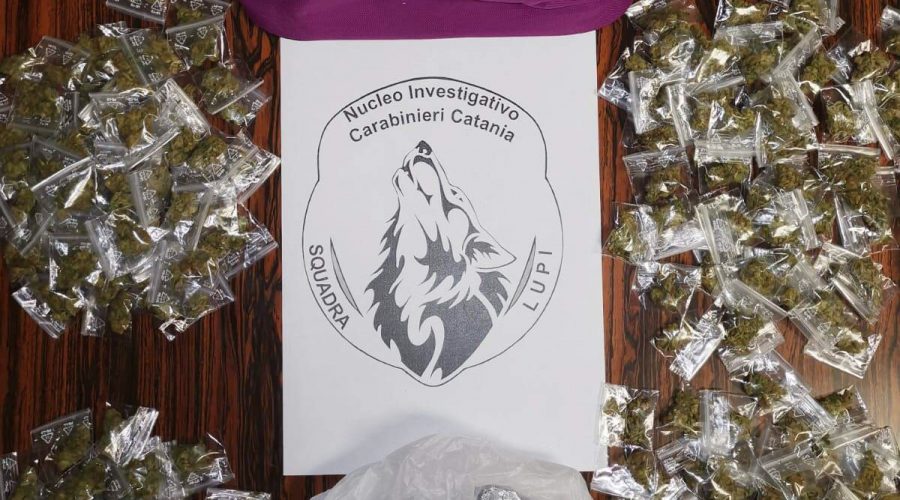 Catania, tenta di disfarsi della droga lanciandola dal balcone: arrestato