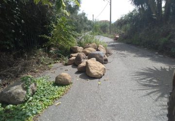 Carrubba di Giarre, massi e detriti sulla strada. Rischi in caso di pioggia