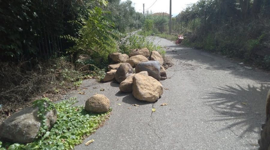 Carrubba di Giarre, massi e detriti sulla strada. Rischi in caso di pioggia