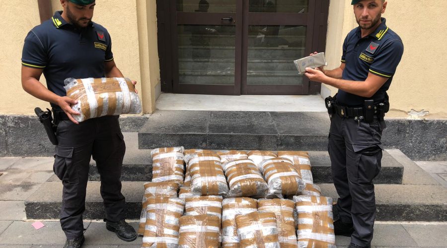 Belpasso, arrestato corriere pescarese con 46 chili di “erba” e hashish