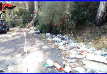 Caltagirone, sorpresi mentre abbandonano dei rifiuti nel bosco Santo Pietro: tre denunciati