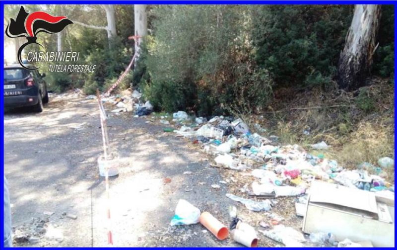 Caltagirone, sorpresi mentre abbandonano dei rifiuti nel bosco Santo Pietro: tre denunciati