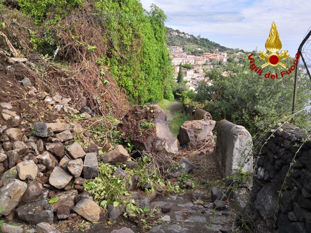 Acireale, si staccano massi dalla Timpa. Intervento dei Vigili del fuoco