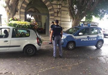 Controlli a tappeto al cimitero di Catania,  arrestato un ladro di addobbi floreali