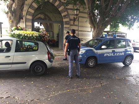 Controlli a tappeto al cimitero di Catania,  arrestato un ladro di addobbi floreali