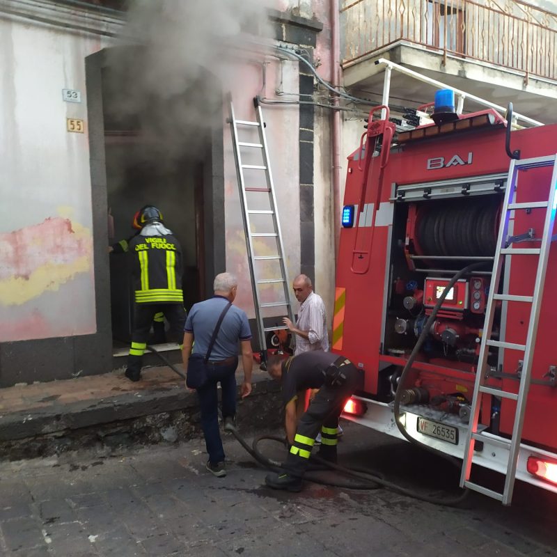 Sant’Alfio, incendio in un deposito di mobili