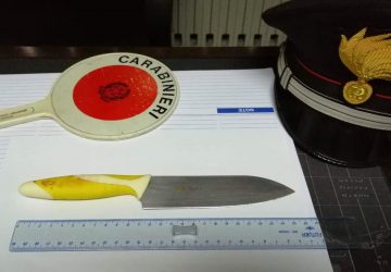 Madre costretta a denunciare figlio violento. Accoltellato un operaio intervenuto in difesa della donna