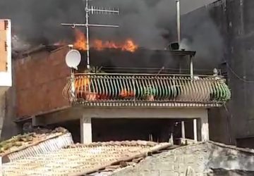 Pasteria, incendio distrugge una abitazione: due carabinieri intossicati VIDEO