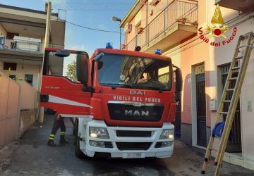 Pedara, paura per un incendio divampato in una abitazione